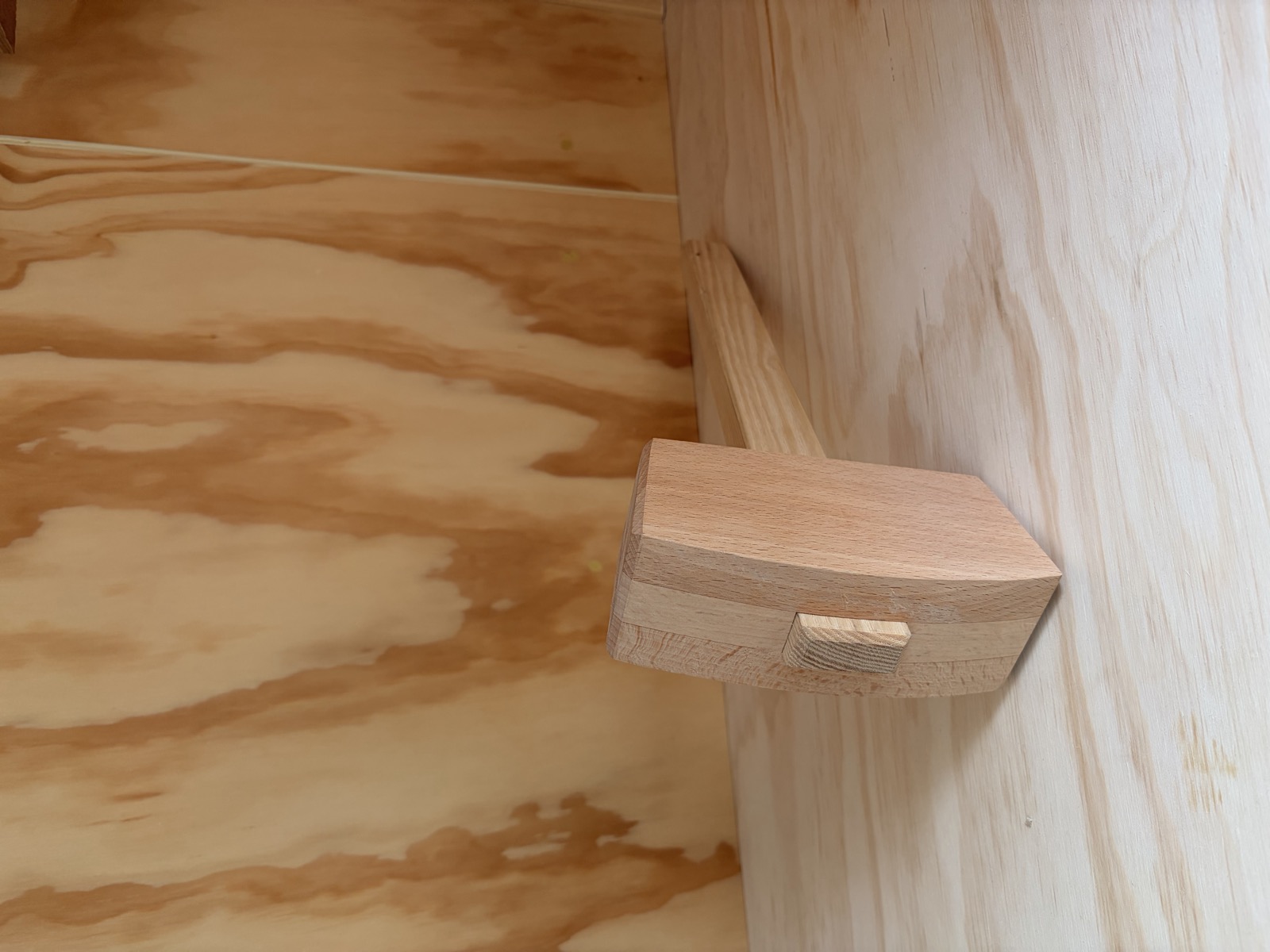 Handgemaakte houten hamer in de werkplaats